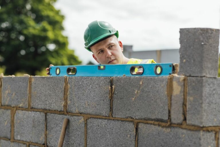 Construction d’un Mur en Parpaing : Le Guide Complet Étape par Étape