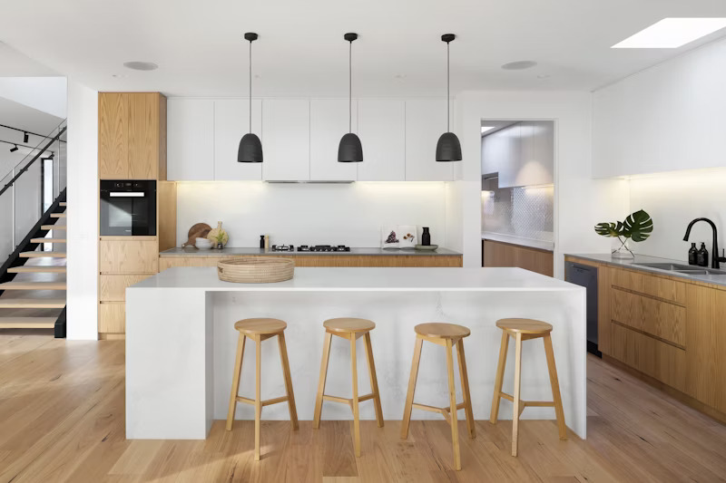 Extension latérale d'une maison à Toulouse avec une grande baie vitrée.