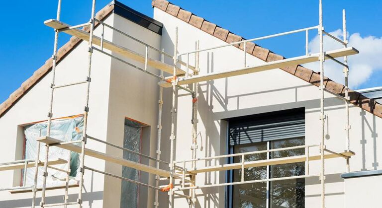 Rénovation de Façade : Tout Savoir sur le Crépi et l’Enduit