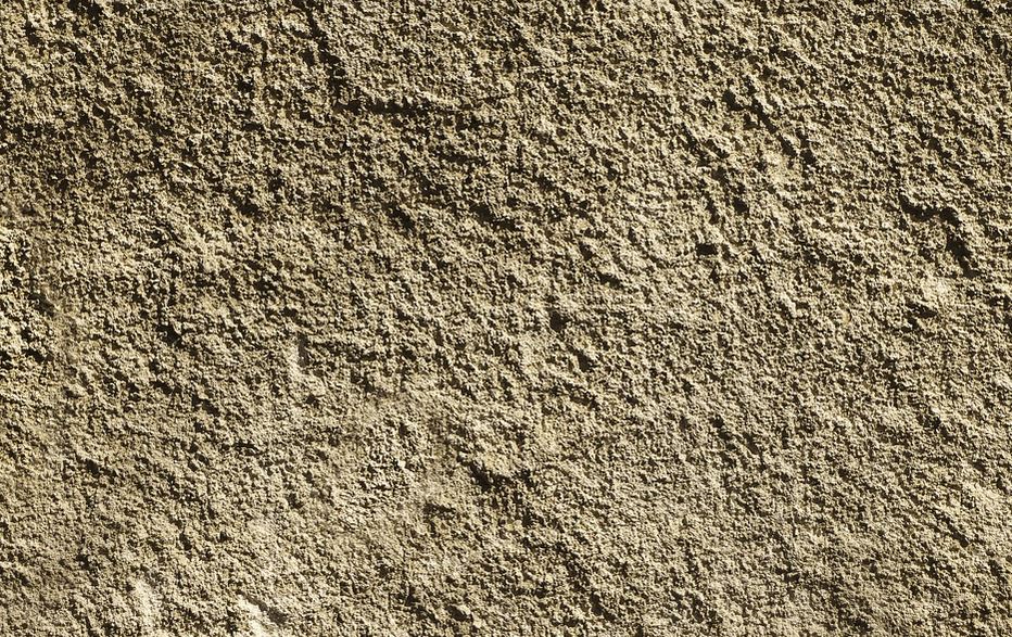 Exemple de crépi projeté avec une texture granuleuse.